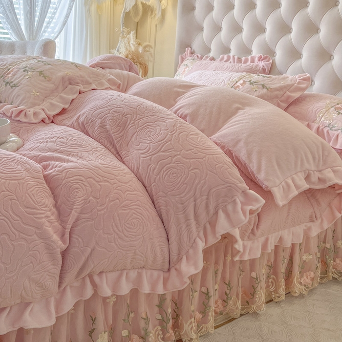 91家纺网 家纺一手货源 找家纺 恋尚 2025新款雕花牛奶绒保暖床盖四件套-巴黎春天（控价280） 巴黎春天-清新粉