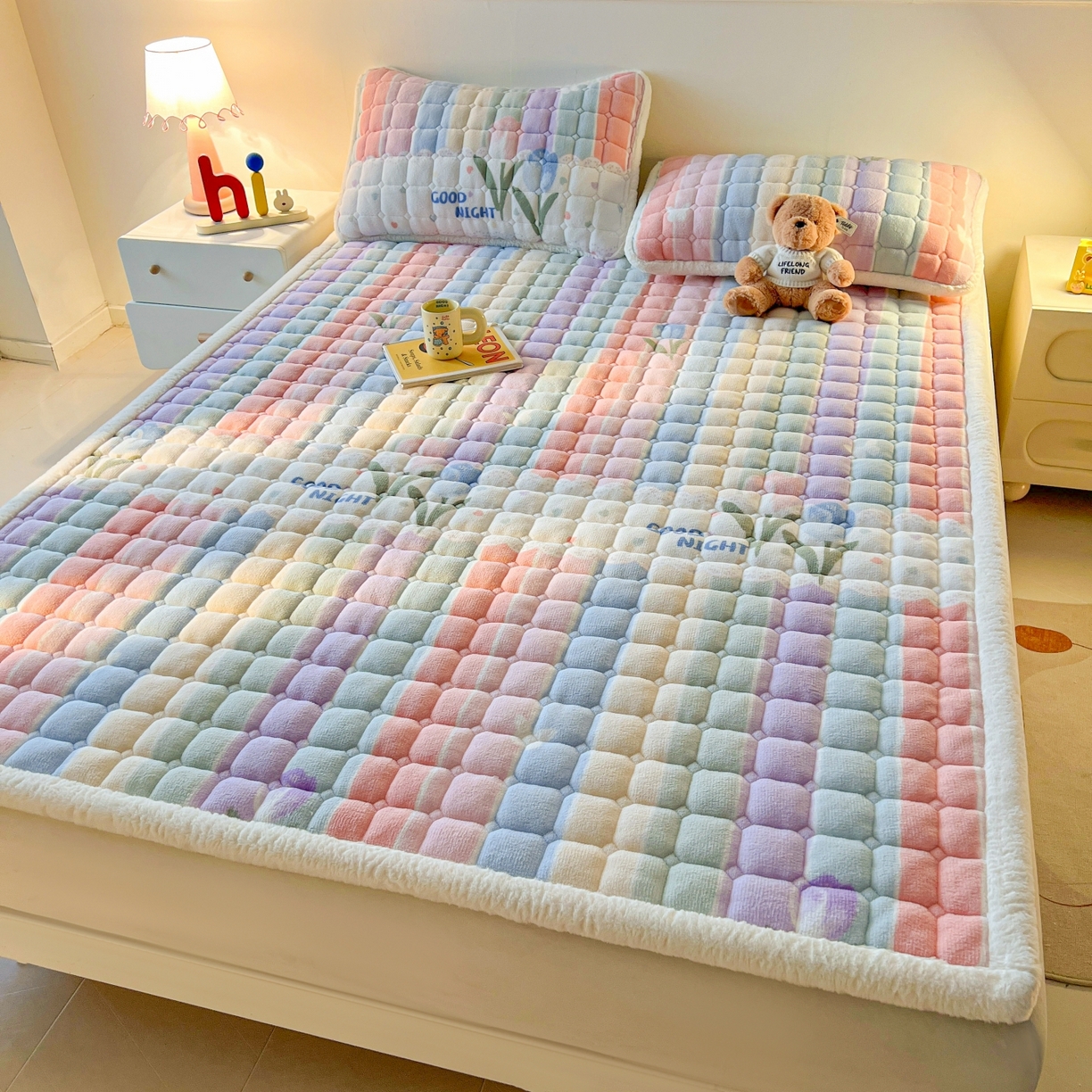 91家纺网 家纺一手货源 找家纺 喜居 2025新款A类水晶边牛奶绒夹棉床褥垫 彩虹郁金香