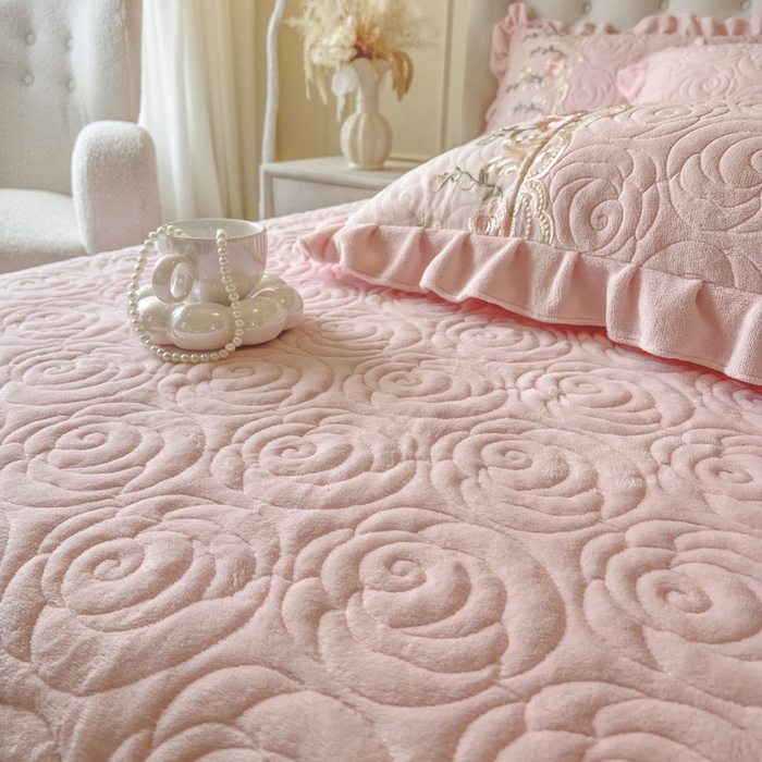 91家纺网 家纺一手货源 找家纺 恋尚 2025新款雕花牛奶绒保暖床盖四件套-巴黎春天（控价280） 巴黎春天-清新粉