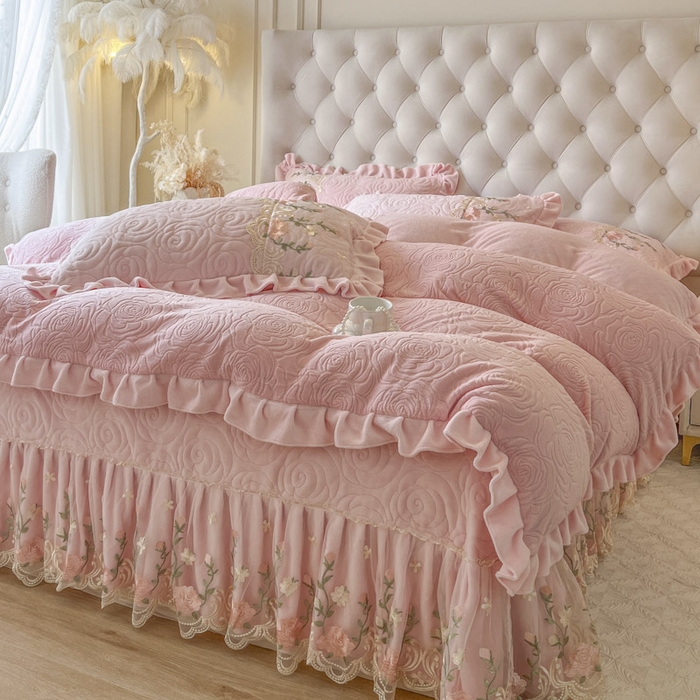 91家纺网 家纺一手货源 找家纺 恋尚 2025新款雕花牛奶绒保暖床盖四件套-巴黎春天（控价280） 巴黎春天-清新粉