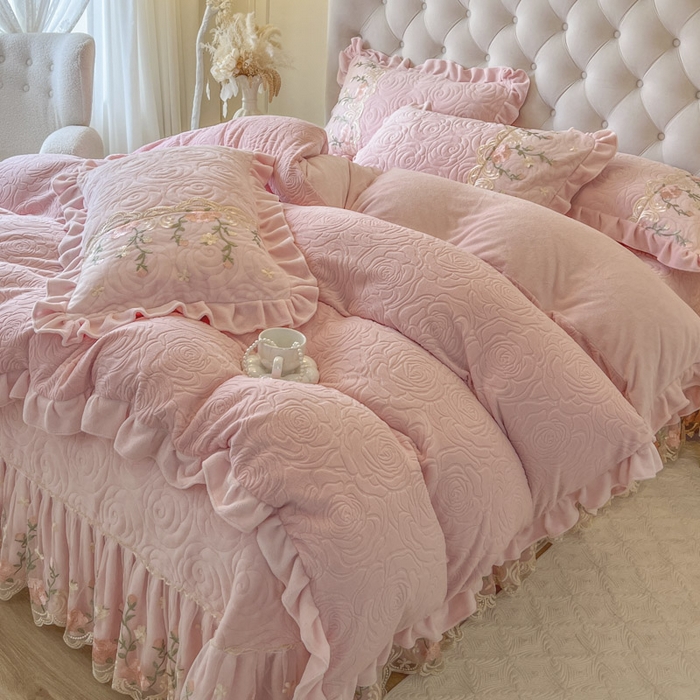 91家纺网 家纺一手货源 找家纺 恋尚 2025新款雕花牛奶绒保暖床盖四件套-巴黎春天（控价280） 巴黎春天-清新粉
