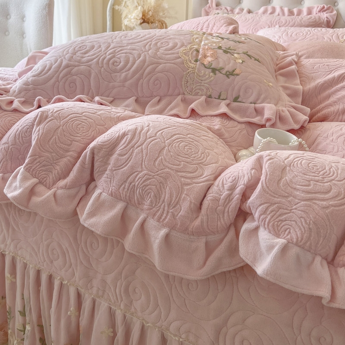 91家纺网 家纺一手货源 找家纺 恋尚 2025新款雕花牛奶绒保暖床盖四件套-巴黎春天（控价280） 巴黎春天-清新粉