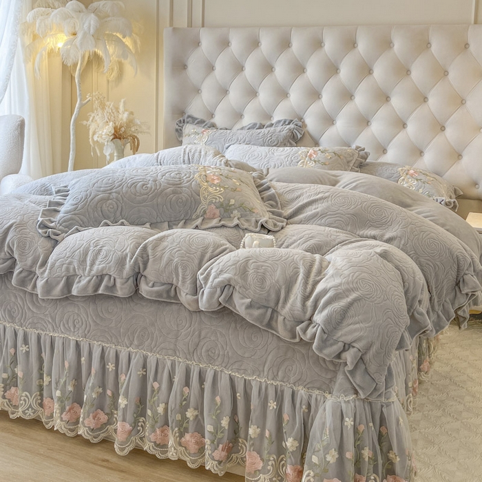 91家纺网 家纺一手货源 找家纺 恋尚 2025新款雕花牛奶绒保暖床盖四件套-巴黎春天（控价280） 巴黎春天-椰蓉灰