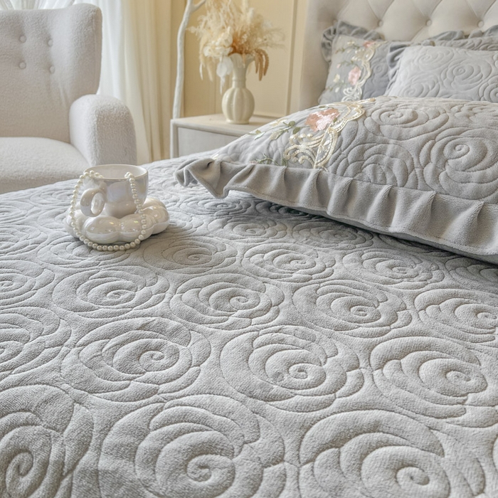 91家纺网 家纺一手货源 找家纺 恋尚 2025新款雕花牛奶绒保暖床盖四件套-巴黎春天（控价280） 巴黎春天-椰蓉灰