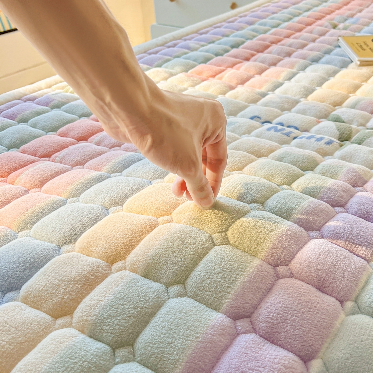 91家纺网 家纺一手货源 找家纺 喜居 2025新款A类水晶边牛奶绒夹棉床褥垫 彩虹郁金香