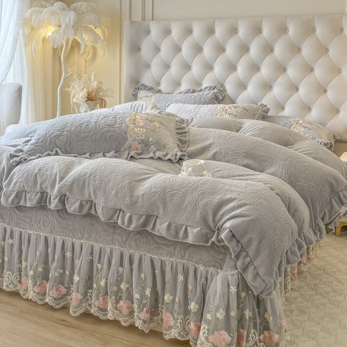 91家纺网 家纺一手货源 找家纺 恋尚 2025新款雕花牛奶绒保暖床盖四件套-巴黎春天（控价280） 巴黎春天-椰蓉灰