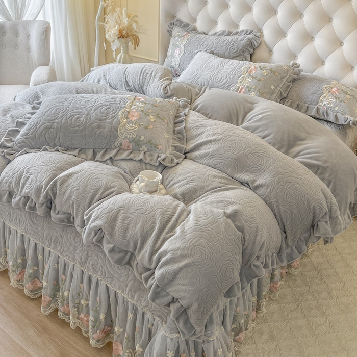 91家纺网 家纺一手货源 找家纺 恋尚 2025新款雕花牛奶绒保暖床盖四件套-巴黎春天（控价280） 巴黎春天-椰蓉灰
