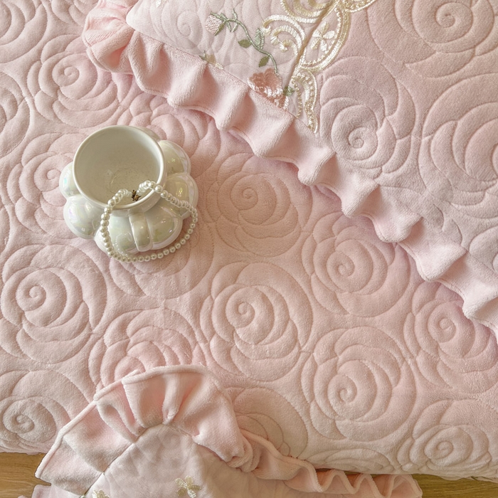 91家纺网 家纺一手货源 找家纺 恋尚 2025新款雕花牛奶绒保暖床盖四件套-巴黎春天（控价280） 巴黎春天-清新粉