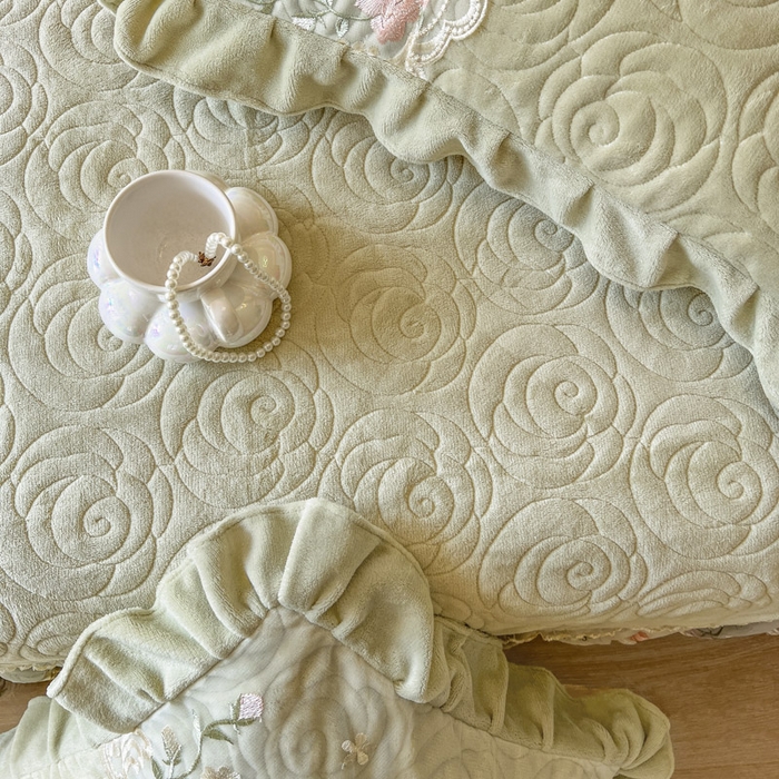91家纺网 家纺一手货源 找家纺 恋尚 2025新款雕花牛奶绒保暖床盖四件套-巴黎春天（控价280） 巴黎春天-香草绿