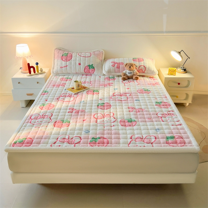 91家纺网 家纺一手货源 找家纺 喜居 2025新款A类水晶边牛奶绒夹棉床褥垫 草莓小兔