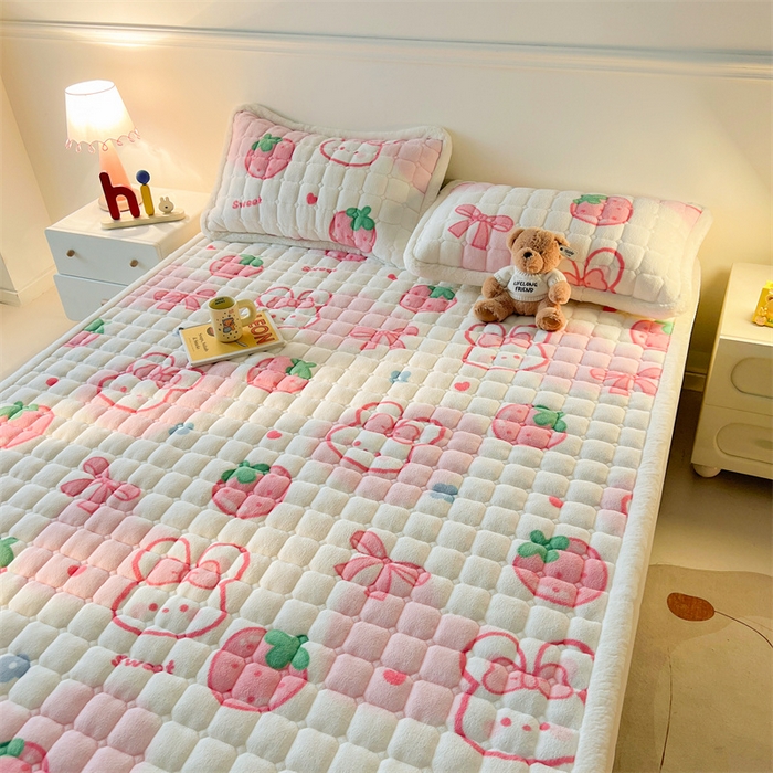 91家纺网 家纺一手货源 找家纺 喜居 2025新款A类水晶边牛奶绒夹棉床褥垫 草莓小兔