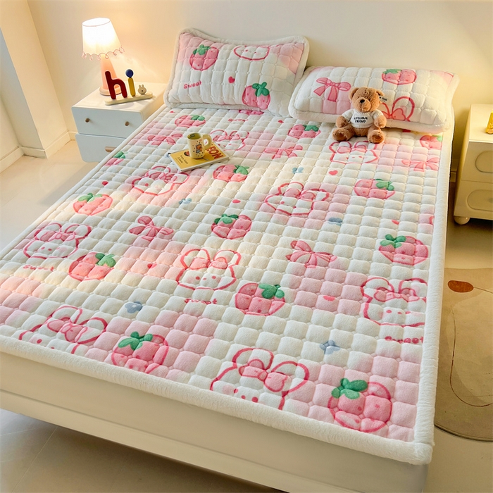 91家纺网 家纺一手货源 找家纺 喜居 2025新款A类水晶边牛奶绒夹棉床褥垫 草莓小兔