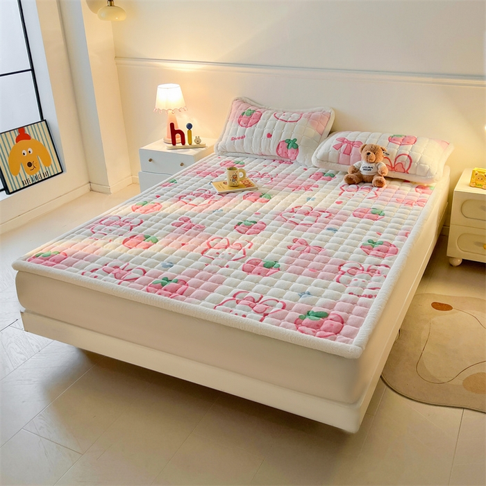 91家纺网 家纺一手货源 找家纺 喜居 2025新款A类水晶边牛奶绒夹棉床褥垫 草莓小兔