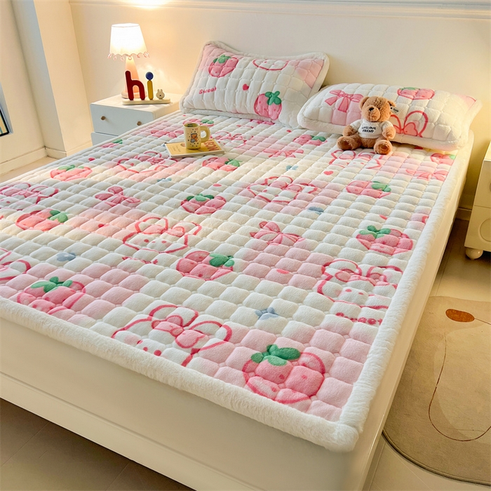 91家纺网 家纺一手货源 找家纺 喜居 2025新款A类水晶边牛奶绒夹棉床褥垫 草莓小兔