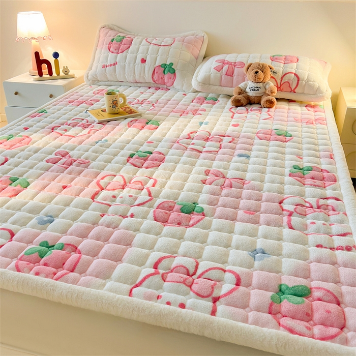 91家纺网 家纺一手货源 找家纺 喜居 2025新款A类水晶边牛奶绒夹棉床褥垫 草莓小兔