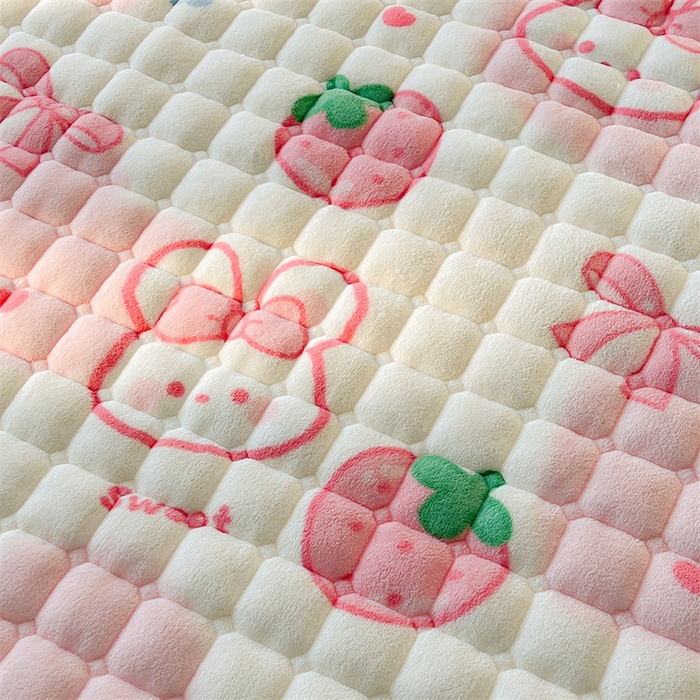 91家纺网 家纺一手货源 找家纺 喜居 2025新款A类水晶边牛奶绒夹棉床褥垫 草莓小兔