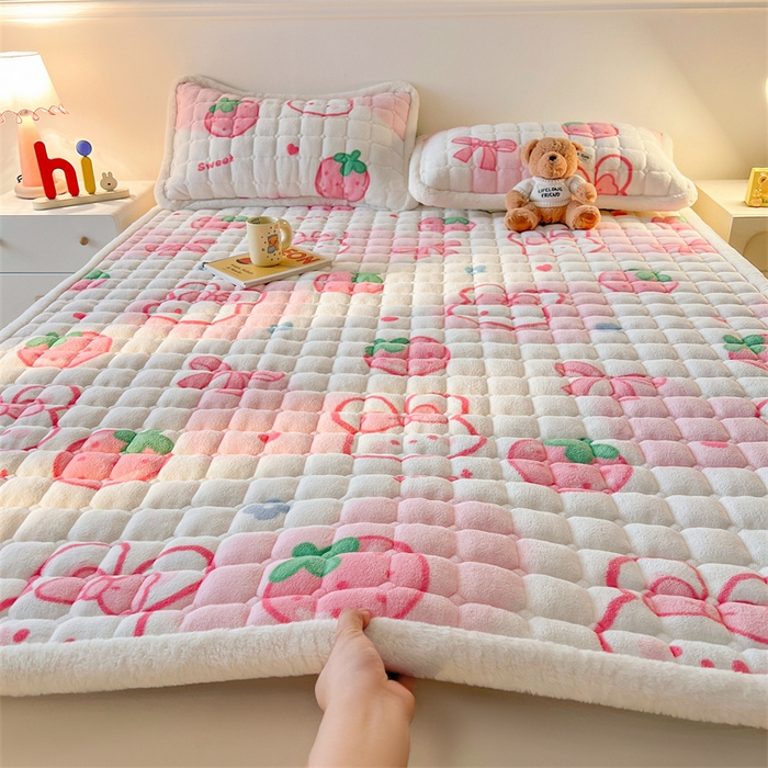 91家纺网 家纺一手货源 找家纺 喜居 2025新款A类水晶边牛奶绒夹棉床褥垫 草莓小兔