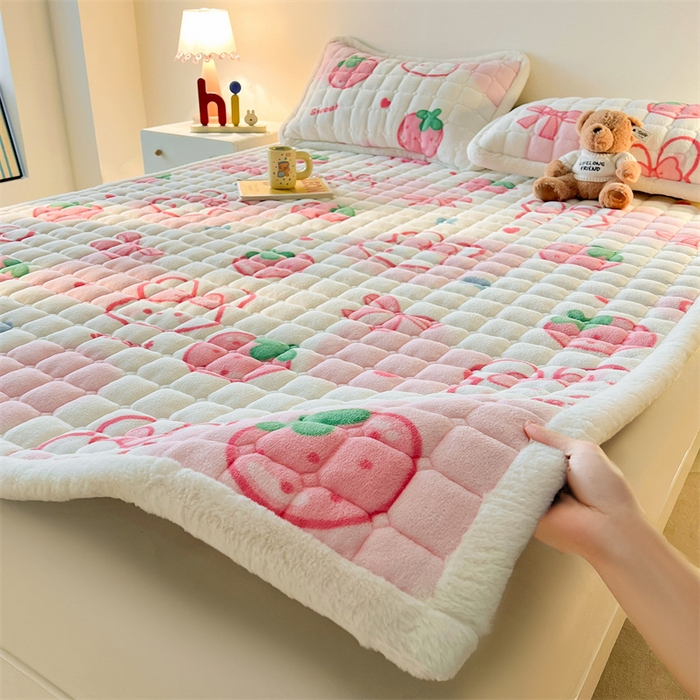 91家纺网 家纺一手货源 找家纺 喜居 2025新款A类水晶边牛奶绒夹棉床褥垫 草莓小兔