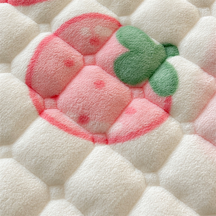 91家纺网 家纺一手货源 找家纺 喜居 2025新款A类水晶边牛奶绒夹棉床褥垫 草莓小兔