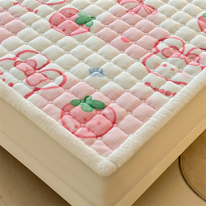 91家纺网 家纺一手货源 找家纺 喜居 2025新款A类水晶边牛奶绒夹棉床褥垫 草莓小兔