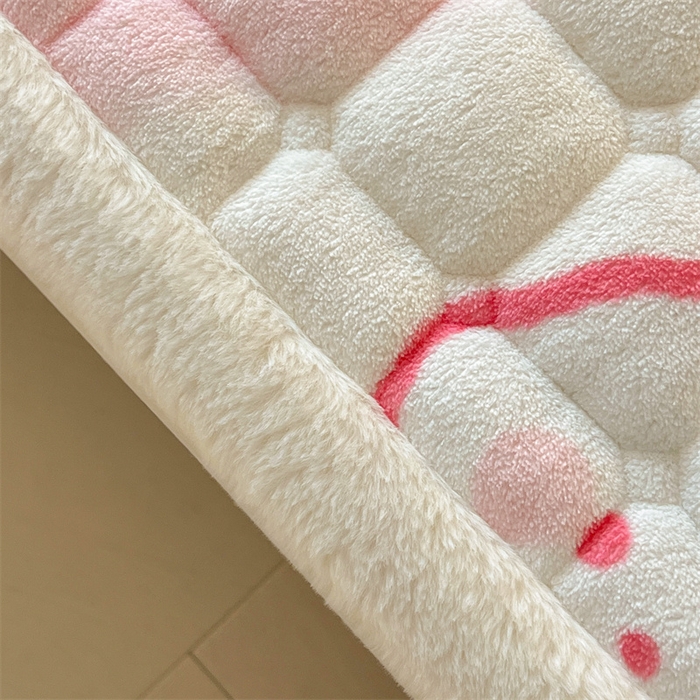 91家纺网 家纺一手货源 找家纺 喜居 2025新款A类水晶边牛奶绒夹棉床褥垫 草莓小兔