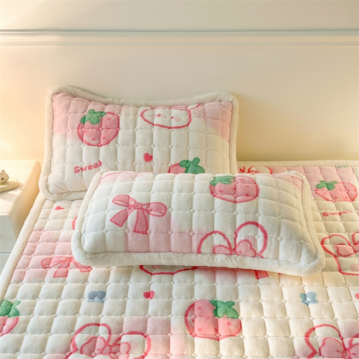 91家纺网 家纺一手货源 找家纺 喜居 2025新款A类水晶边牛奶绒夹棉床褥垫 草莓小兔