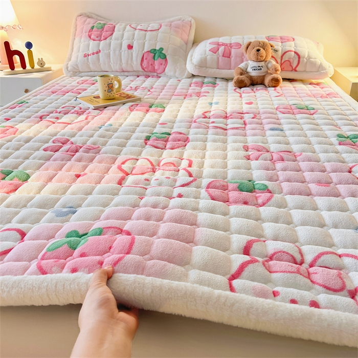 91家纺网 家纺一手货源 找家纺 喜居 2025新款A类水晶边牛奶绒夹棉床褥垫 草莓小兔