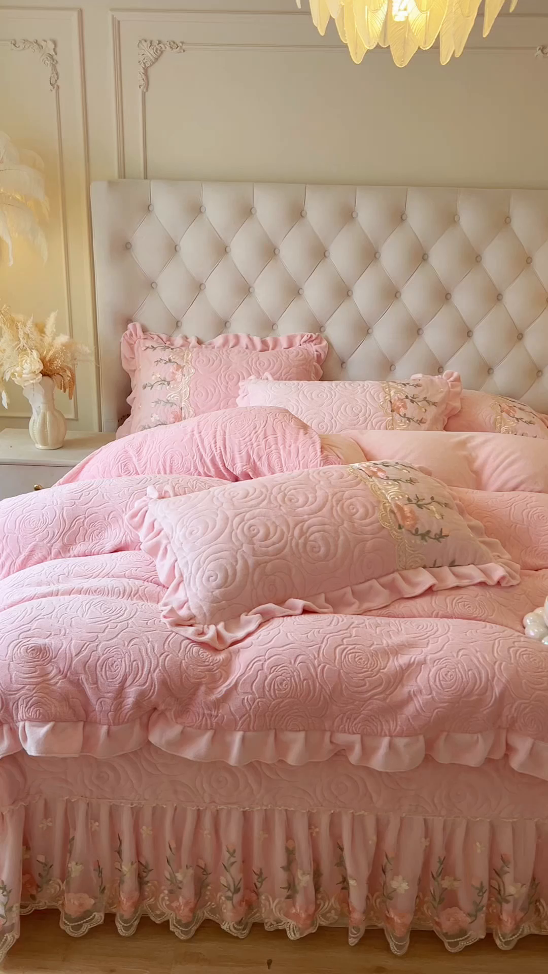 91家纺网 家纺一手货源 找家纺 恋尚 2025新款雕花牛奶绒保暖床盖四件套-巴黎春天（控价280） 巴黎春天-蜜桃粉