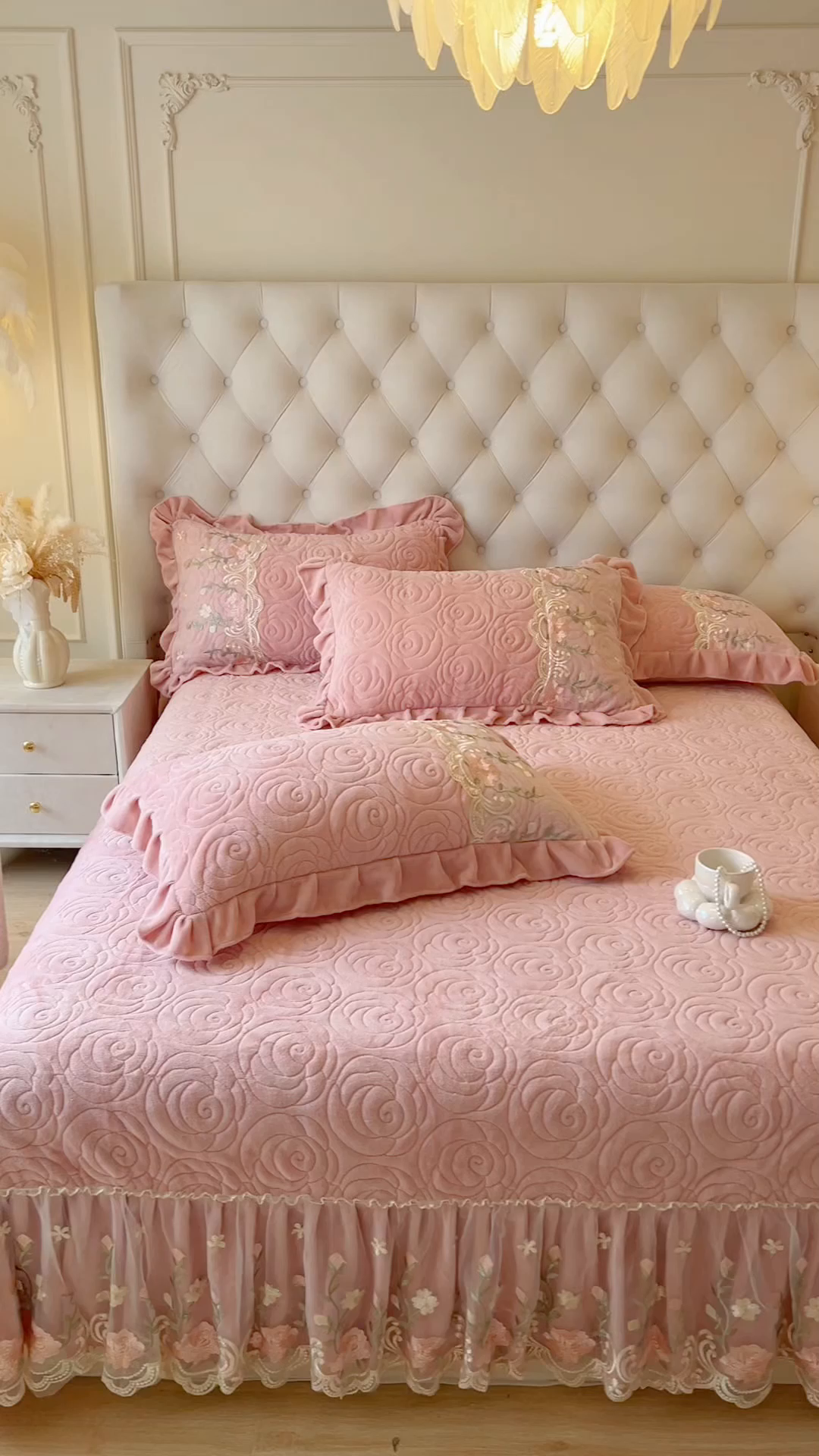 91家纺网 家纺一手货源 找家纺 恋尚 2025新款雕花牛奶绒保暖床盖四件套-巴黎春天（控价280） 巴黎春天-清新粉