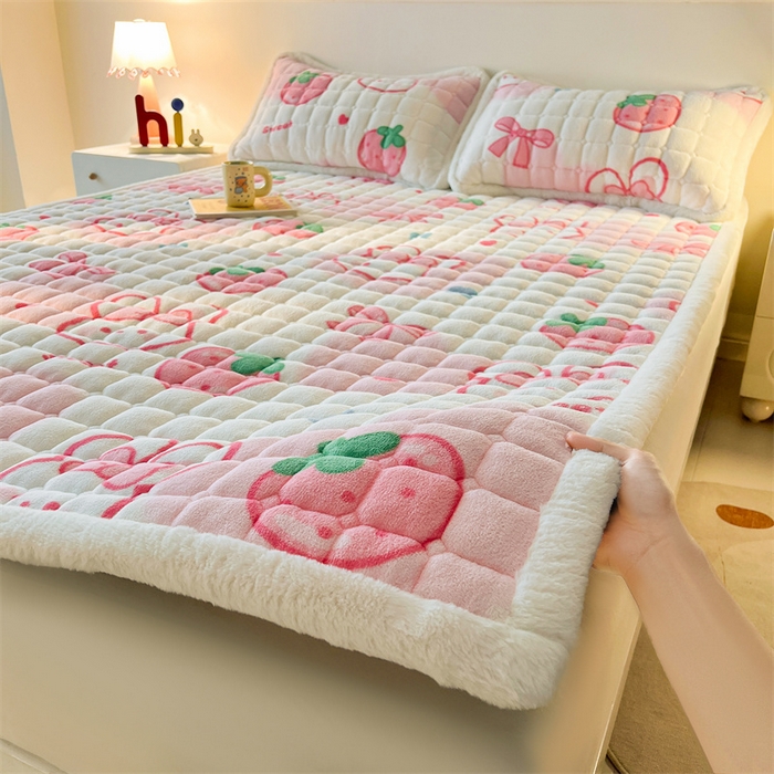 91家纺网 家纺一手货源 找家纺 喜居 2025新款A类水晶边牛奶绒夹棉床褥垫 草莓小兔