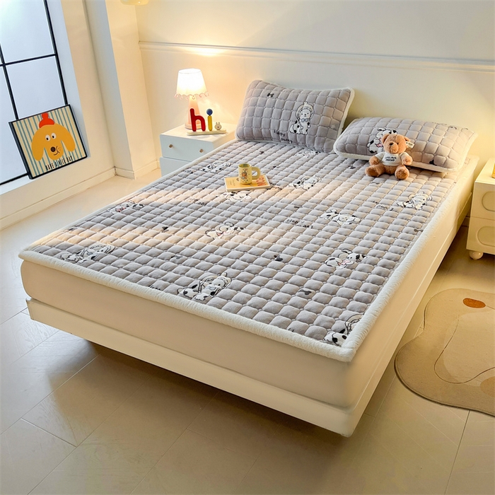 91家纺网 家纺一手货源 找家纺 喜居 2025新款A类水晶边牛奶绒夹棉床褥垫 调皮点点