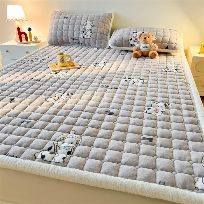 91家纺网 家纺一手货源 找家纺 喜居 2025新款A类水晶边牛奶绒夹棉床褥垫 调皮点点