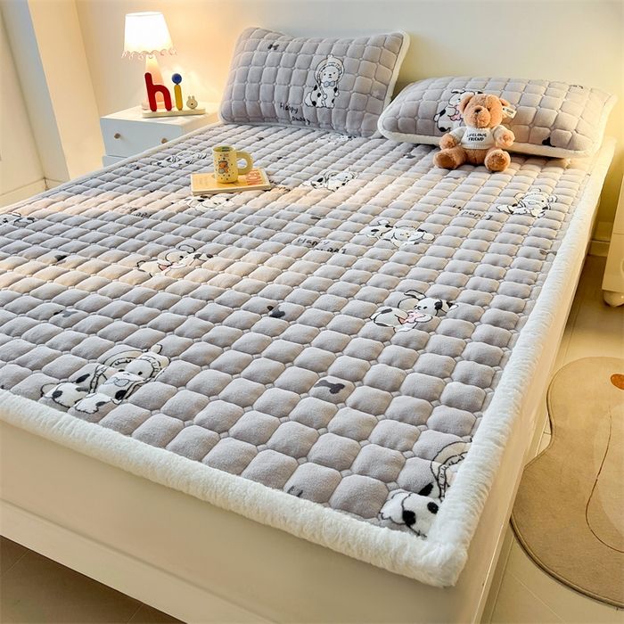 91家纺网 家纺一手货源 找家纺 喜居 2025新款A类水晶边牛奶绒夹棉床褥垫 调皮点点