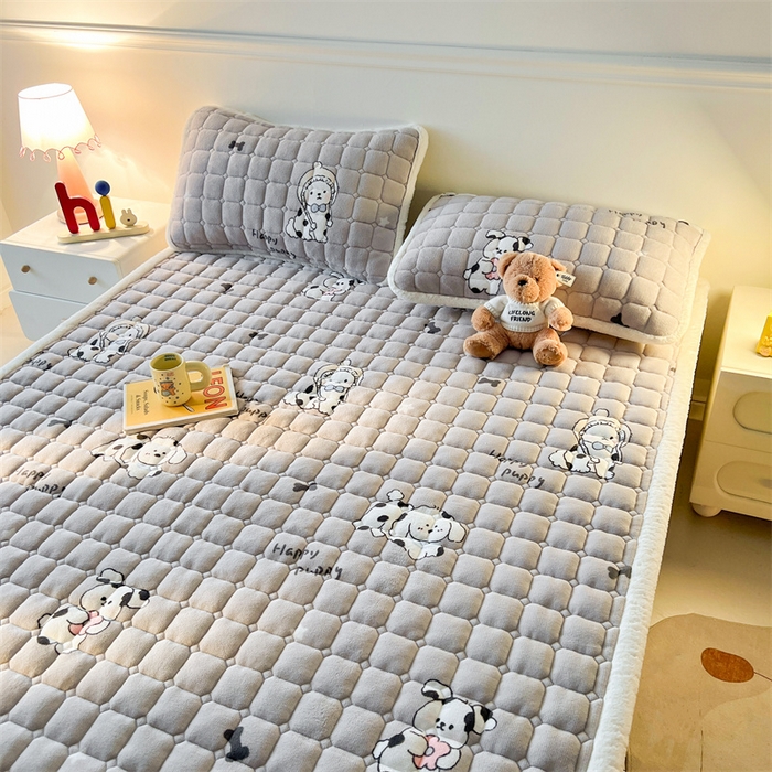 91家纺网 家纺一手货源 找家纺 喜居 2025新款A类水晶边牛奶绒夹棉床褥垫 调皮点点