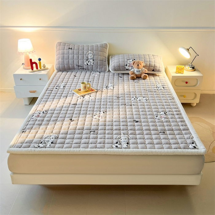 91家纺网 家纺一手货源 找家纺 喜居 2025新款A类水晶边牛奶绒夹棉床褥垫 调皮点点