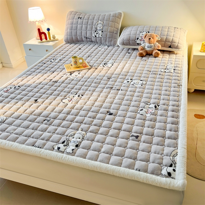 91家纺网 家纺一手货源 找家纺 喜居 2025新款A类水晶边牛奶绒夹棉床褥垫 调皮点点