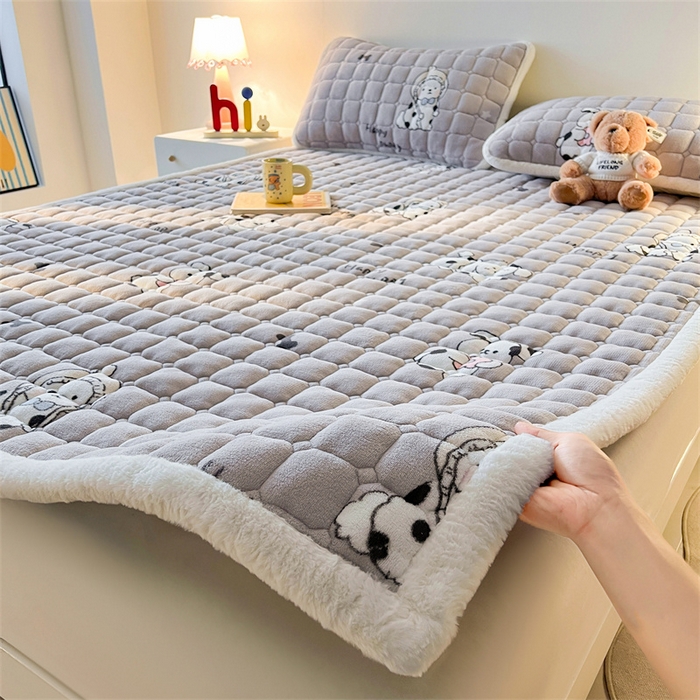 91家纺网 家纺一手货源 找家纺 喜居 2025新款A类水晶边牛奶绒夹棉床褥垫 调皮点点