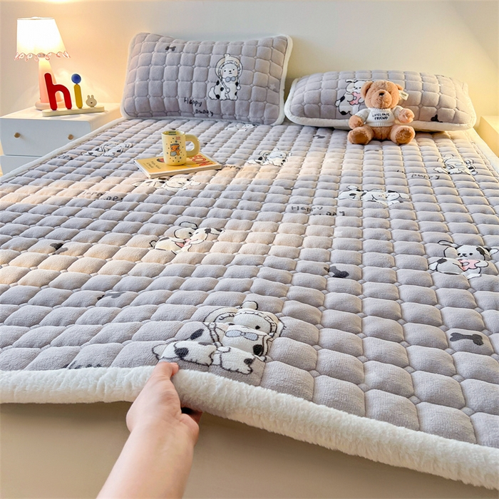 91家纺网 家纺一手货源 找家纺 喜居 2025新款A类水晶边牛奶绒夹棉床褥垫 调皮点点