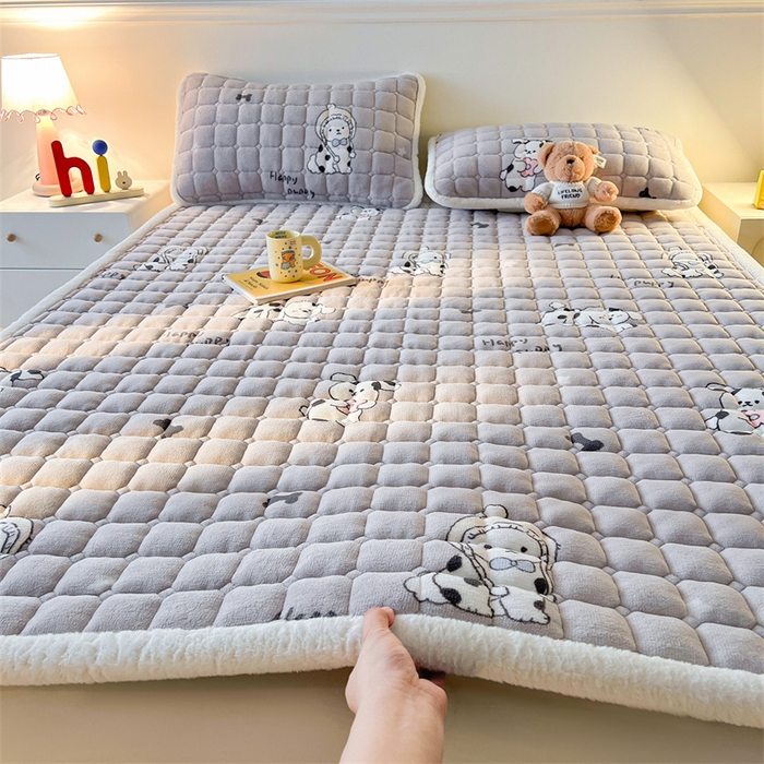 91家纺网 家纺一手货源 找家纺 喜居 2025新款A类水晶边牛奶绒夹棉床褥垫 调皮点点