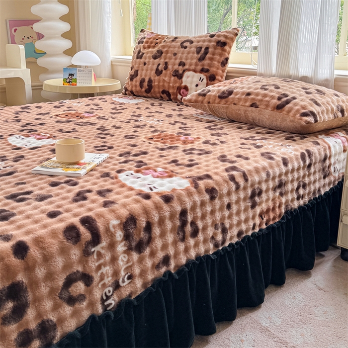 91家纺网 家纺一手货源 找家纺 爱多多家居 2025新款兔兔泡泡牛奶绒床裙单品床裙床裙单件三件套 床裙-豹纹猫