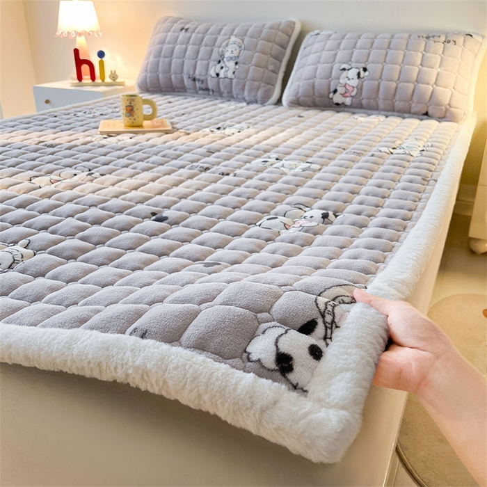 91家纺网 家纺一手货源 找家纺 喜居 2025新款A类水晶边牛奶绒夹棉床褥垫 调皮点点