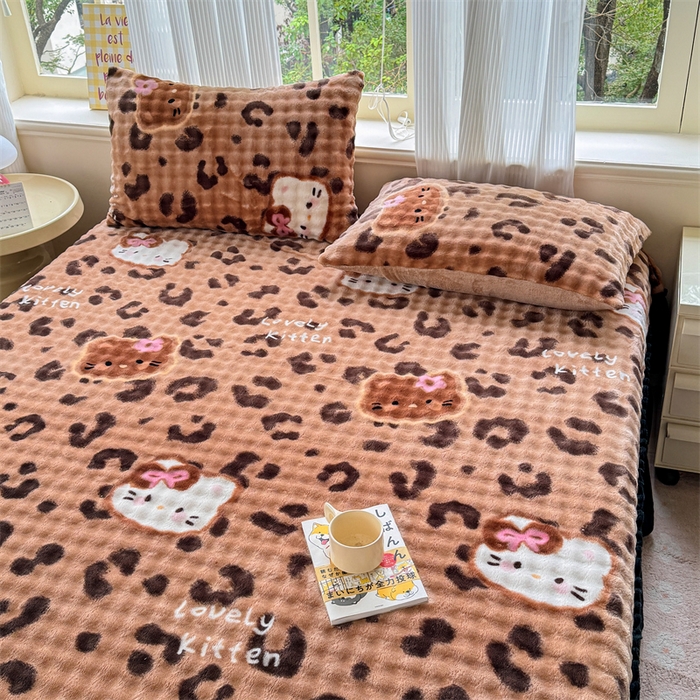 91家纺网 家纺一手货源 找家纺 爱多多家居 2025新款兔兔泡泡牛奶绒床裙单品床裙床裙单件三件套 床裙-豹纹猫