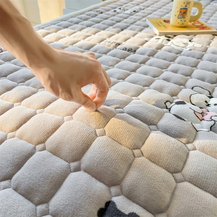 91家纺网 家纺一手货源 找家纺 喜居 2025新款A类水晶边牛奶绒夹棉床褥垫 调皮点点