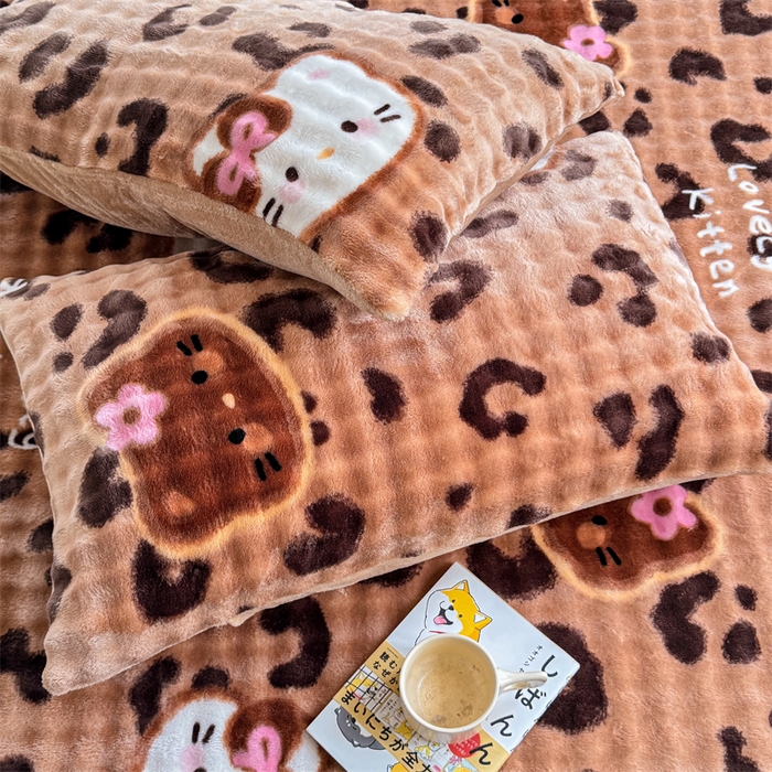 91家纺网 家纺一手货源 找家纺 爱多多家居 2025新款兔兔泡泡牛奶绒床裙单品床裙床裙单件三件套 床裙-豹纹猫