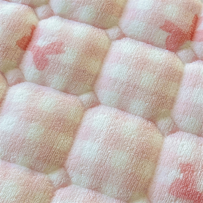 91家纺网 家纺一手货源 找家纺 喜居 2025新款A类水晶边牛奶绒夹棉床褥垫 粉粉格