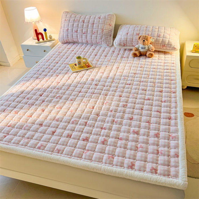 91家纺网 家纺一手货源 找家纺 喜居 2025新款A类水晶边牛奶绒夹棉床褥垫 粉粉格