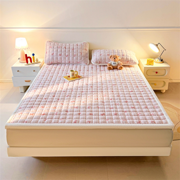 91家纺网 家纺一手货源 找家纺 喜居 2025新款A类水晶边牛奶绒夹棉床褥垫 粉粉格