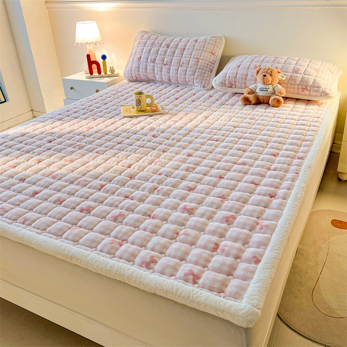 91家纺网 家纺一手货源 找家纺 喜居 2025新款A类水晶边牛奶绒夹棉床褥垫 粉粉格