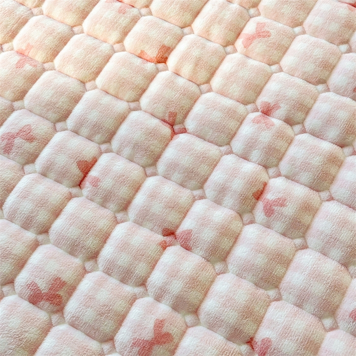 91家纺网 家纺一手货源 找家纺 喜居 2025新款A类水晶边牛奶绒夹棉床褥垫 粉粉格