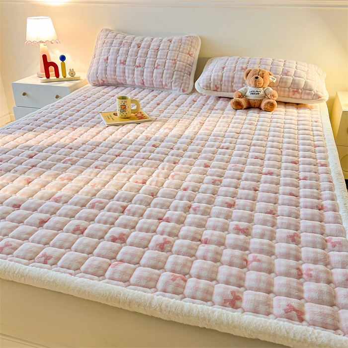 91家纺网 家纺一手货源 找家纺 喜居 2025新款A类水晶边牛奶绒夹棉床褥垫 粉粉格